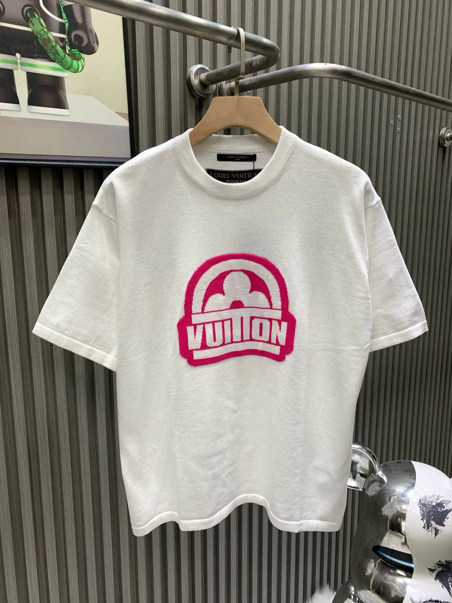 🅿️290 🀄️ louis vuitton* Louis Vuitton lv cherry blossom pink four-leaf clover printed short-sleeved T-shirt New intarsia short-sleeved round neck knitted T-shirt This cotton T-shirt uses jacquard technology on the front. The LU logo letters and monogram floral pattern are depicted on the chest. The back panel is simple and generous. The upper body is fresh and elegant. It is exclusively customized from the original board. 260g 32-count double yarn pure cotton fabric. The texture is very soft and comfortable. 100% different top fabrics in the market (does not shrink or deform) with 320g 1x1 thread (fabric threads are dyed in the same vat, no color difference, not easy to deform) original customization, collar label, wash mark, hang tag, packaging (perfect details) os dropped shoulder loose version, spring and summer latest brick cabinet synchronization, same style for men and women